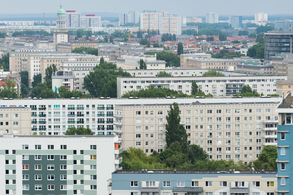Wohnblöcke in Berlin: Aus Sicht des Mieterbundes müssten bundesweit knapp 400.000 Wohnungen im Jahr gebaut werden.