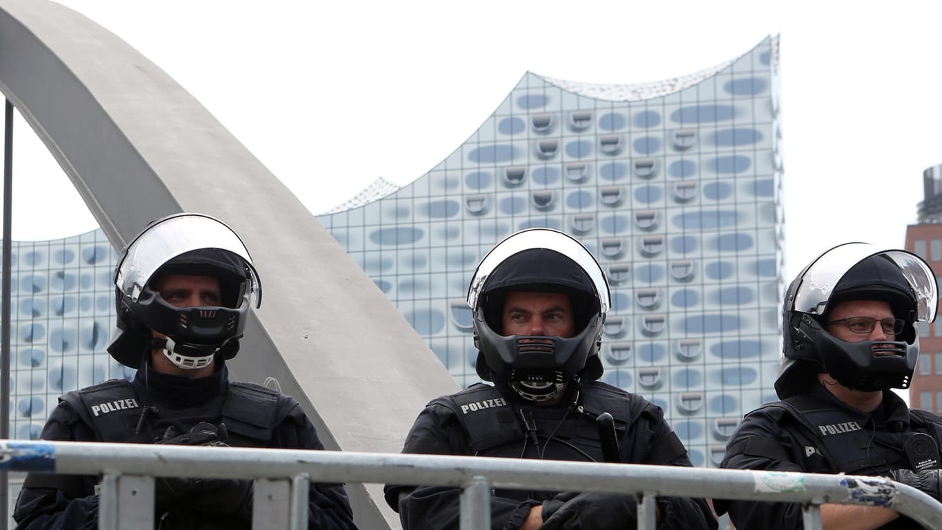 Polizisten sichern beim G20 Gipfel die Hamburger Elbphilharmonie: Knapp 28 Millionen Euro kostete allein der Einsatz von Bundespolizei, BKA und THW.
