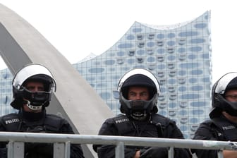 Polizisten sichern beim G20 Gipfel die Hamburger Elbphilharmonie: Knapp 28 Millionen Euro kostete allein der Einsatz von Bundespolizei, BKA und THW.