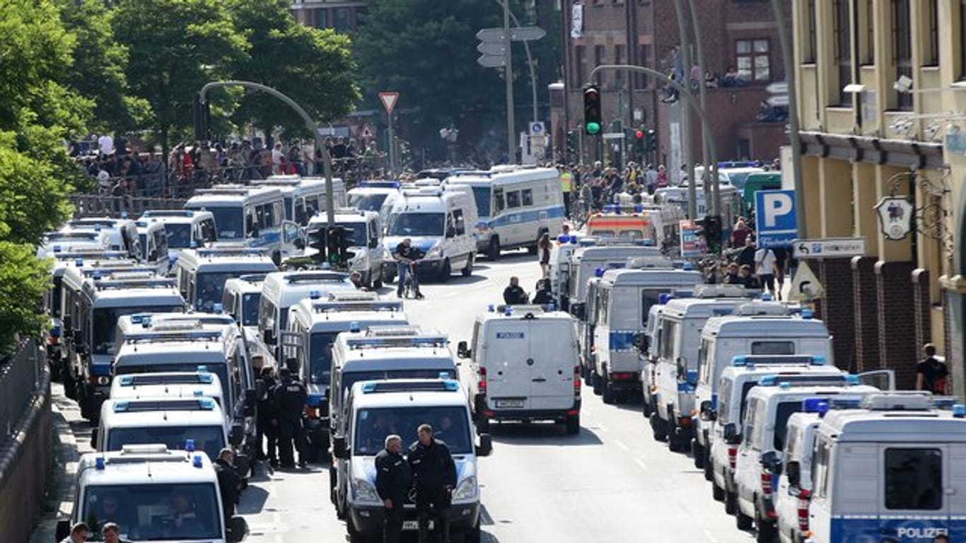 Polizeifahrzeuge beim G20-Gipfel in Hamburg.