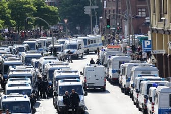 Polizeifahrzeuge beim G20-Gipfel in Hamburg.