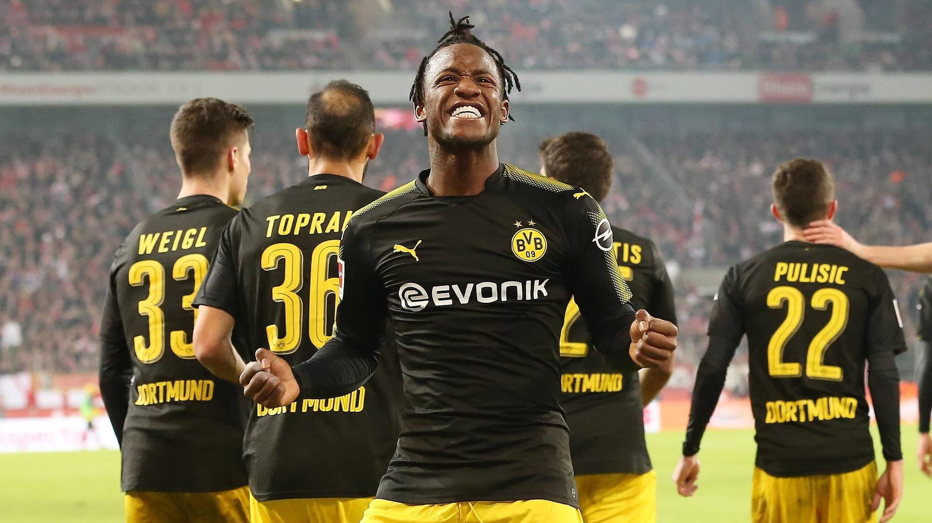 Sympathischer und erfolgreicher Start: Michy Batshuayi feiert eines seiner beiden Tore beim 3:2 in Köln.