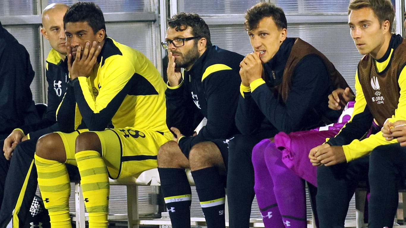 Auf der Bank bei Tottenham Hotspur: Beim Premier-League-Klub wurde Paulinho (li.) nicht glücklich.