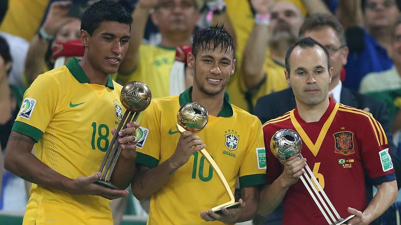 Mit Teamkollege Neymar (m.) und Spaniens Andres Iniesta beim Confed Cup 2013: Durch das Turnier wurde Paulinho weltbekannt.