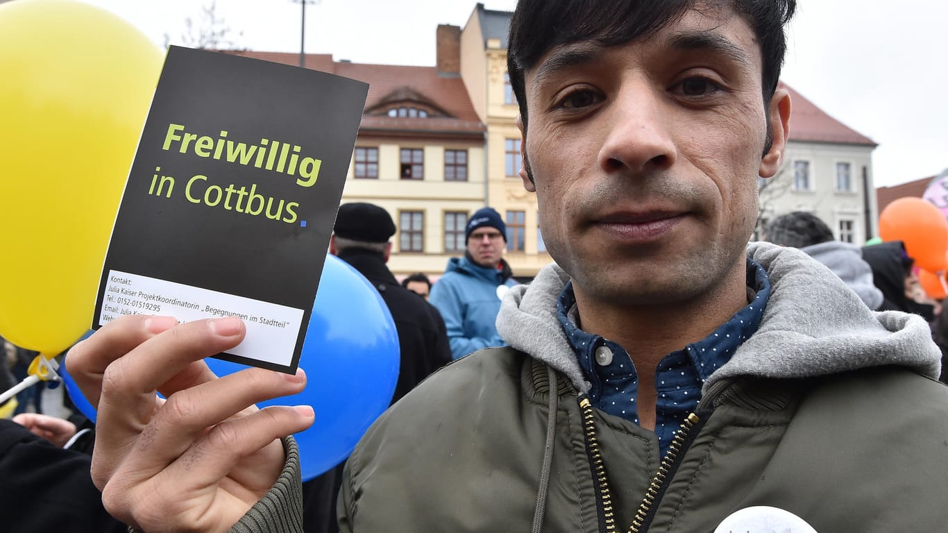 Ein in Cottbus lebender Syrer: am gleichen Morgen demonstrierten in Cottbus nach Schätzungen von t-online.de circa 1.500 Menschen für ein tolerantes Miteinander in Cottbus.