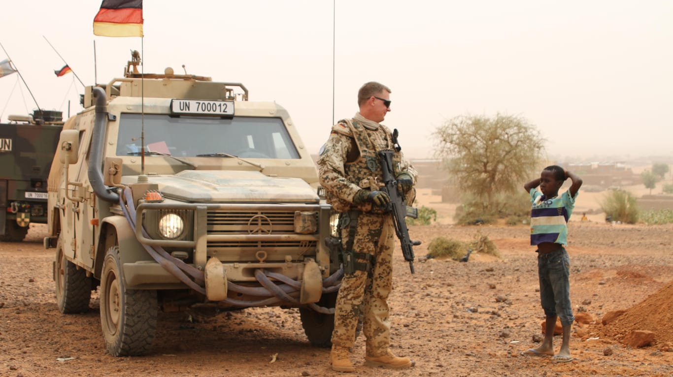 Ein deutscher Blauhelmsoldat im Norden Malis: Zurück nach Hause geht es wohl nur mit einem Linienflugzeug.