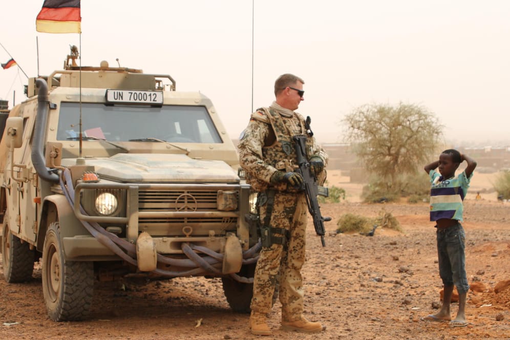 Ein deutscher Blauhelmsoldat im Norden Malis: Zurück nach Hause geht es wohl nur mit einem Linienflugzeug.
