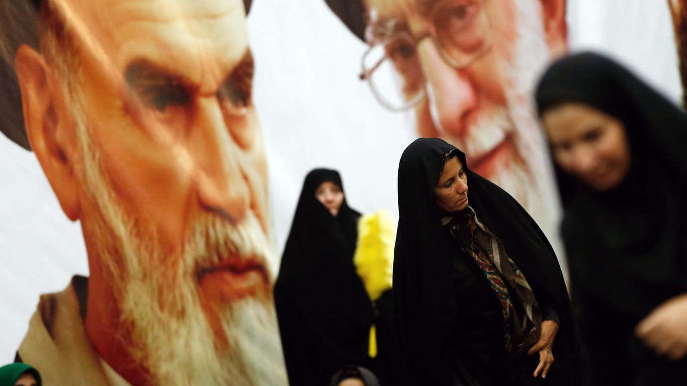 Frauen mit Kopftuch in Teheran: In der Islamischen Republik müssen Frauen das Kopftuch vom neunten Lebensjahr an in der Öffentlichkeit tragen.