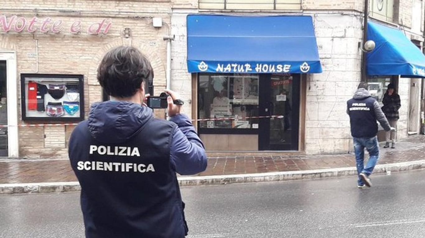 Italienische Kriminaltechniker fotografieren einen Tatort in Macerata.