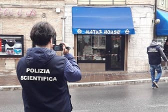 Italienische Kriminaltechniker fotografieren einen Tatort in Macerata.