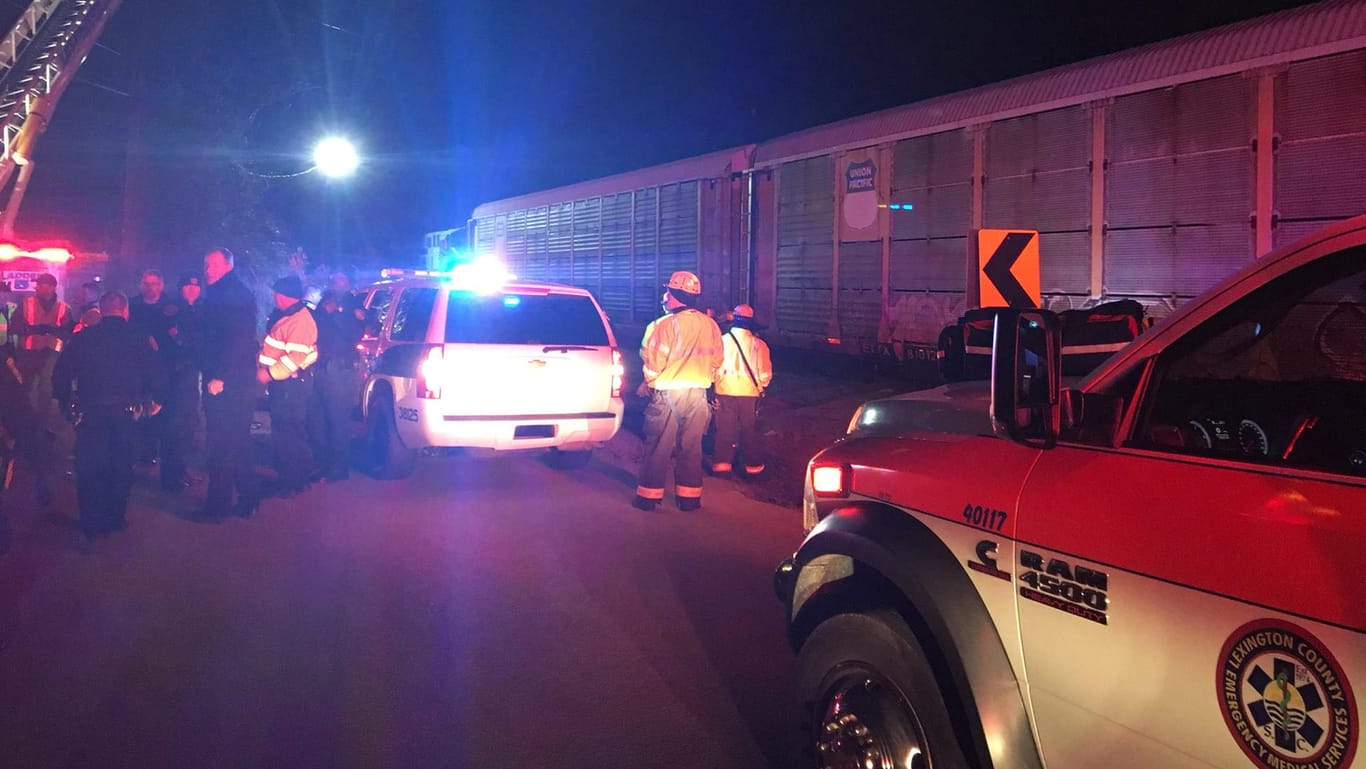 Helfer an der Unglücksstelle bei Pine Ridge in South Carolina: 139 Menschen waren an Bord des Personenzugs.