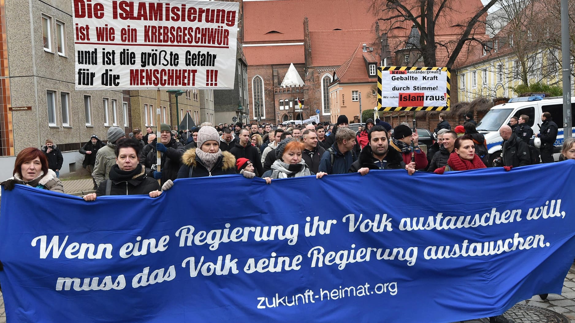Demonstranten in Cottbus: Organisiert wurde der Protest durch den Verein "Zukunft Heimat". Demonstranten in Cottbus: Organisiert wurde der Protest durch den Verein "Zukunft Heimat".