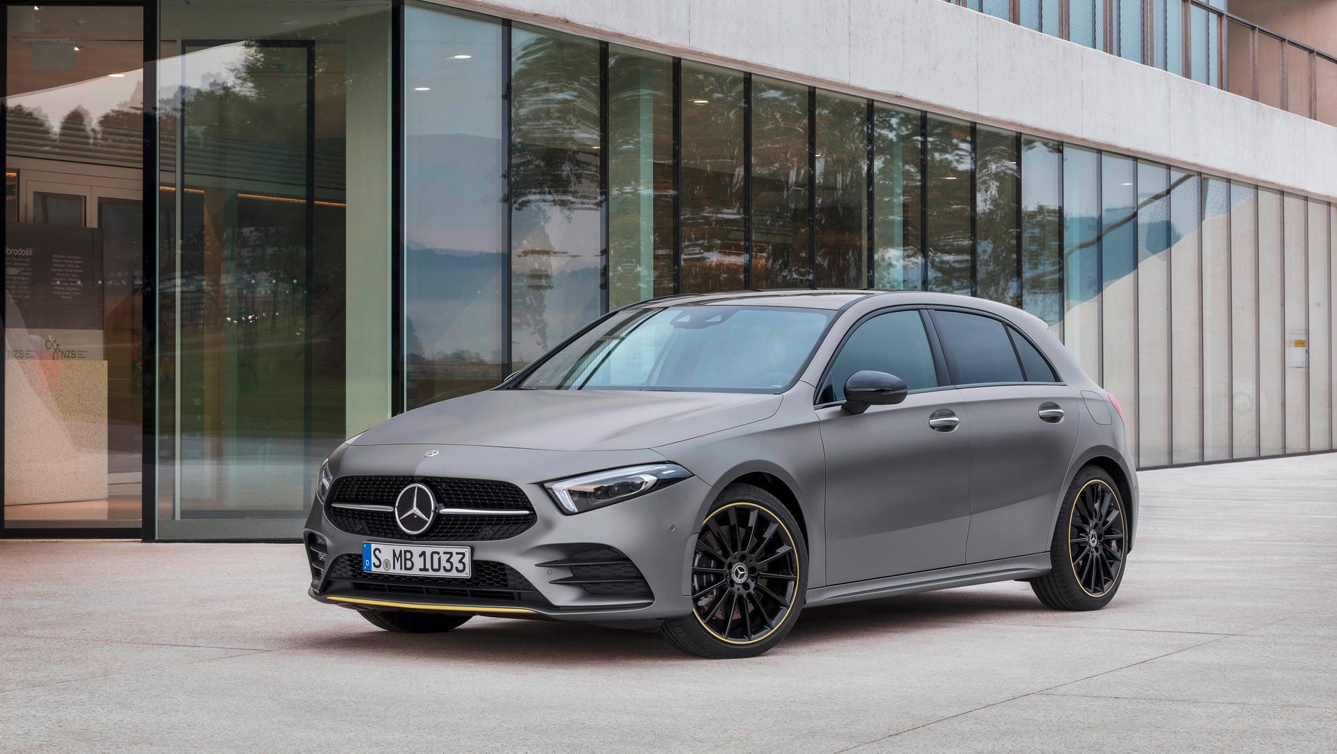 Soll noch im Frühjahr auf den Markt kommen: Die neue A-Klasse von Mercedes startet unter anderem mit einem neuen Bediensystem und neuen Motoren Soll noch im Frühjahr auf den Markt kommen: Die neue A-Klasse von Mercedes startet unter anderem mit einem neuen Bediensystem und neuen Motoren