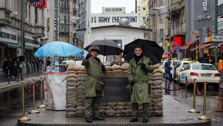 Drei Euro für ein Foto mit falschen Soldaten: "Checkpoint Charlie" ist heute eine Touristenattraktion.
