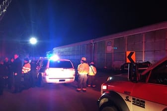 Ein Passagierzug stieß mit einem Güterzug zusammen.