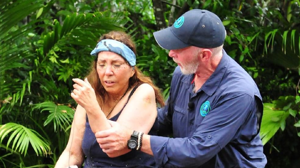 Nach ihrer Prüfung in der Tierkammer musste Tina von Dr. Bob gestützt werden.