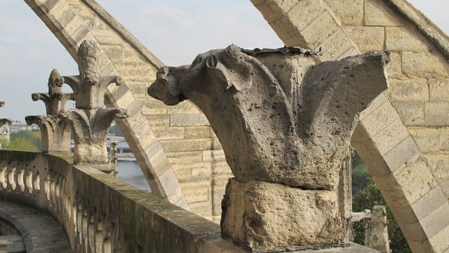 Schäden an einem Bauelement der Pariser Kathedrale Notre-Dame.