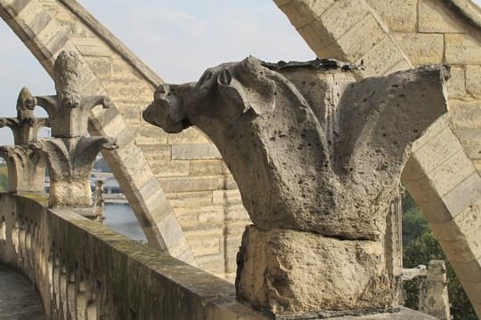 Schäden an einem Bauelement der Pariser Kathedrale Notre-Dame.