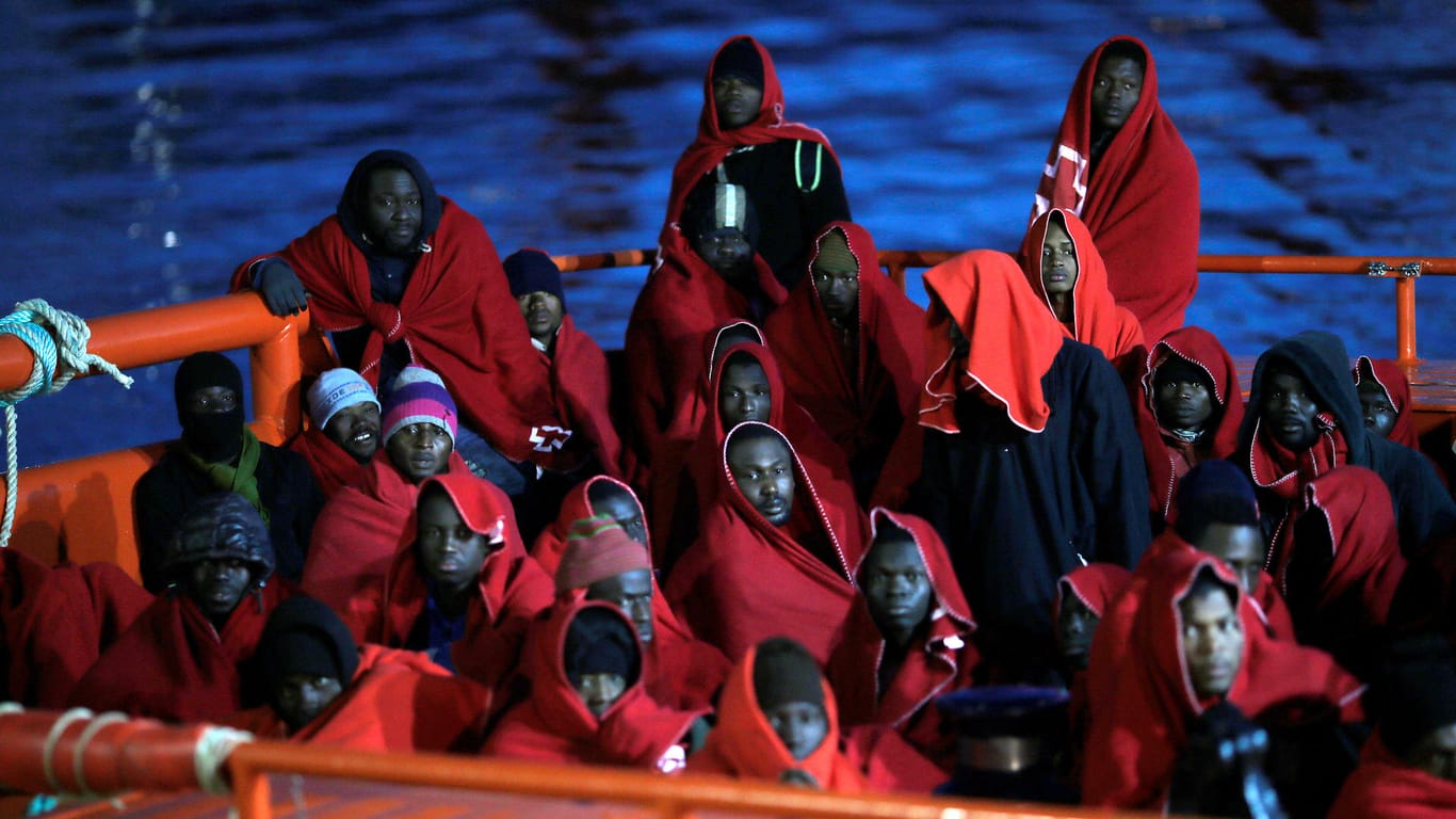 Gerettete Flüchtlinge im Hafen von Malaga: Seit Januar kamen 1279 Migranten übers Mittelmeer nach Spanien.