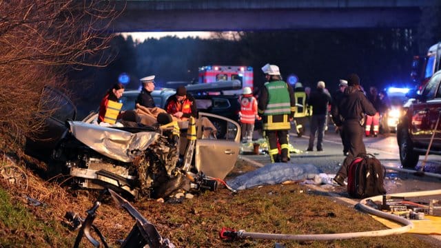 Polizisten und Feuerwehrleute sichern auf der Bundesstraße B312 nach einem schweren Verkehrsunfall die Unfallstelle. Polizisten und Feuerwehrleute sichern auf der Bundesstraße B312 nach einem schweren Verkehrsunfall die Unfallstelle.