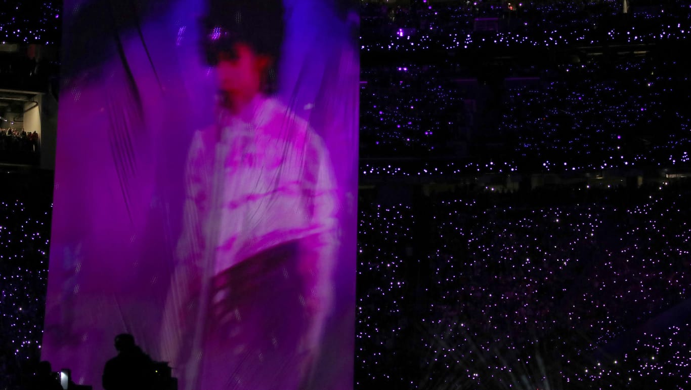 Prince: Der Sänger wurde auf eine riesige Leinwand projiziert.