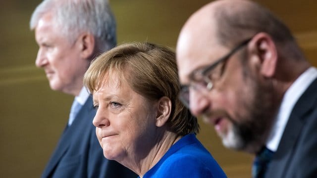 CSU-Chef Horst Seehofer, Bundeskanzlerin Angela Merkel und SPD-Boss Martin Schulz bei einer Pressekonferenz im Willy-Brandt-Haus. CSU-Chef Horst Seehofer, Bundeskanzlerin Angela Merkel und SPD-Boss Martin Schulz bei einer Pressekonferenz im Willy-Brandt-Haus.