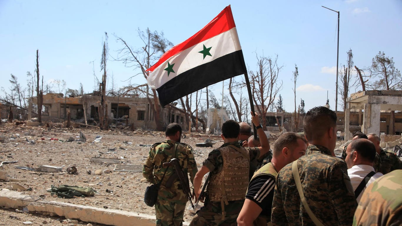 Regimetreue syrische Kämpfer in einem Militärgelände: Die Truppen von Machthaber Bashar al-Assad sollen erneut Giftgas eingesetzt haben.