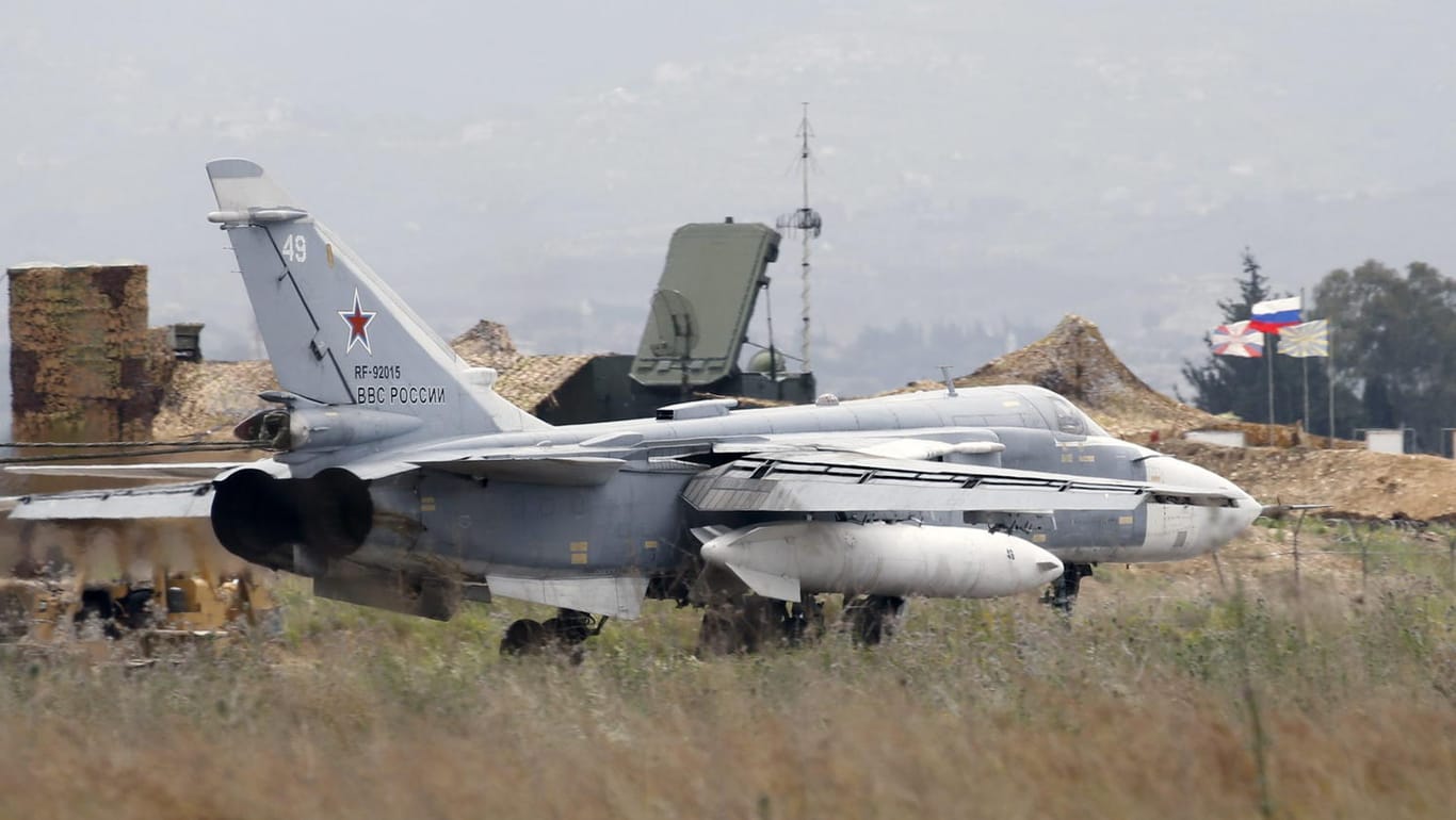 Ein russischer Su-24 Bomber in Syrien: Nach dem Abschuss eines Kampfflugzeuges greift Russland verstärkt Ziele im Norden Syriens an.