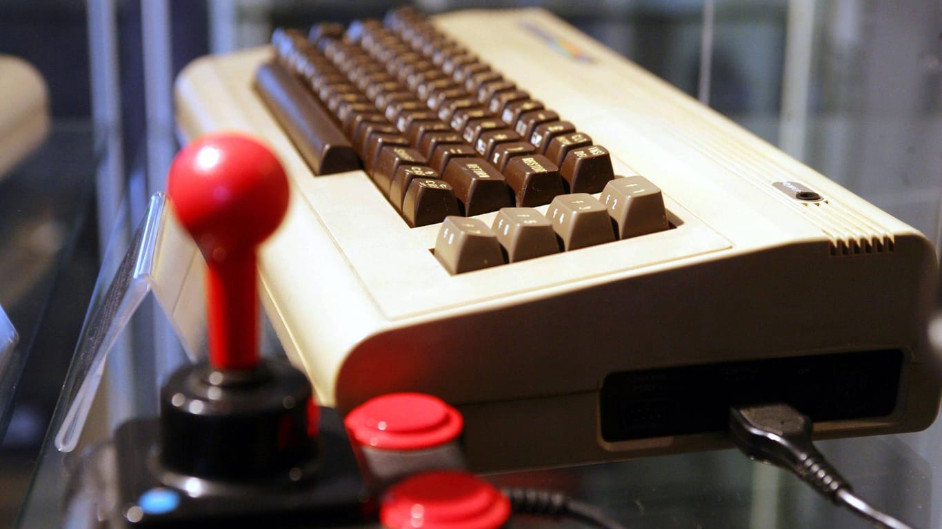 Klassiker Commodore 64 mit Joystick: Der Mini soll nur halb so groß sein