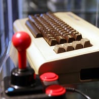 Klassiker Commodore 64 mit Joystick: Der Mini soll nur halb so groß sein