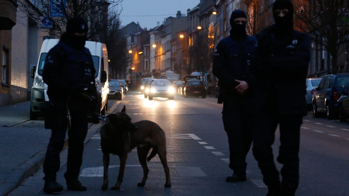 18. März 2016: Nach langer Fahndung nehmen Polizeibeamte Abdeslam im Brüsseler Stadtteil Molenbeek fest.
