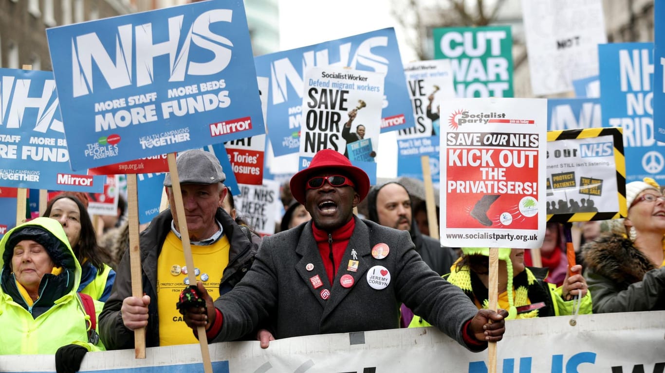 Demonstranten protestieren in London gegen die Zustände im britischen Gesundheitssystem: Der NHS steckt in einer tiefen Krise.