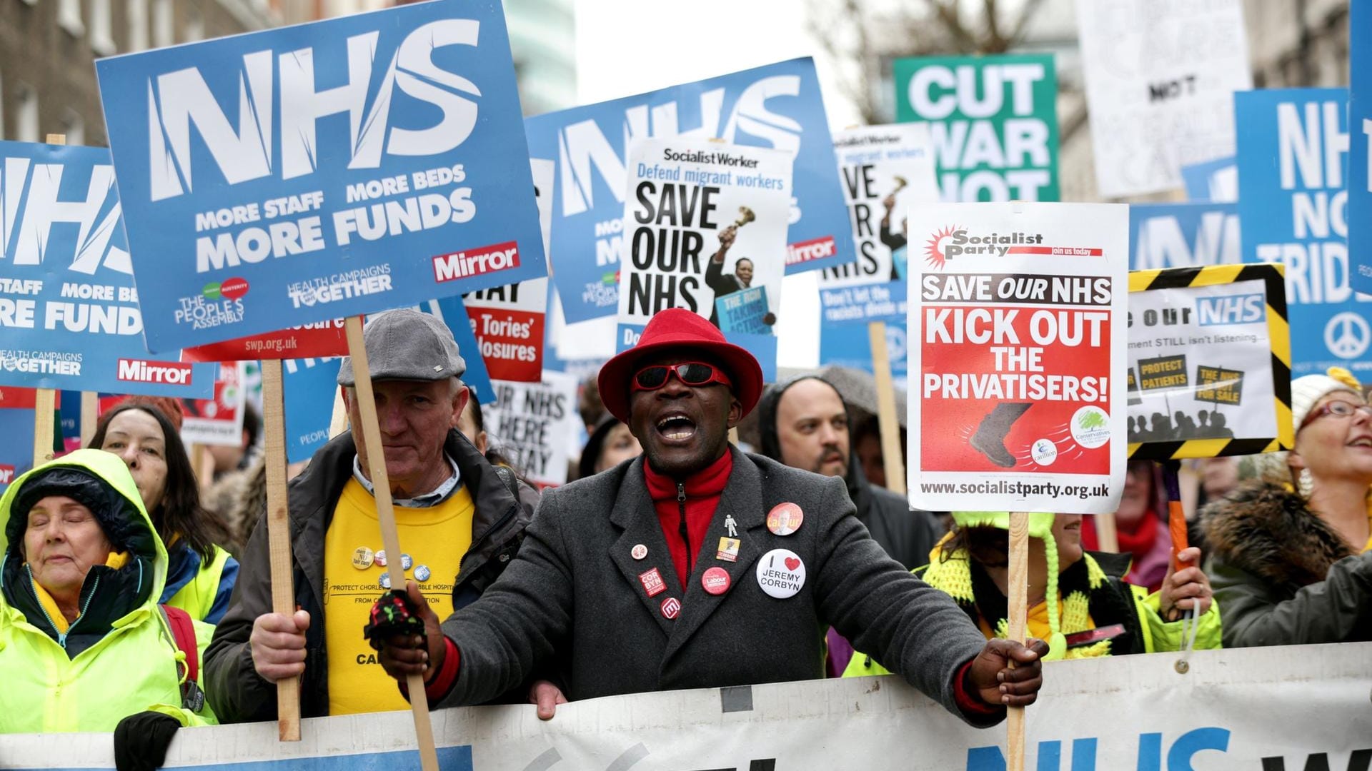 Demonstranten protestieren in London gegen die Zustände im britischen Gesundheitssystem: Der NHS steckt in einer tiefen Krise. Demonstranten protestieren in London gegen die Zustände im britischen Gesundheitssystem: Der NHS steckt in einer tiefen Krise.
