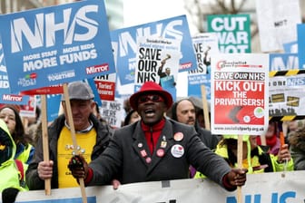 Demonstranten protestieren in London gegen die Zustände im britischen Gesundheitssystem: Der NHS steckt in einer tiefen Krise.