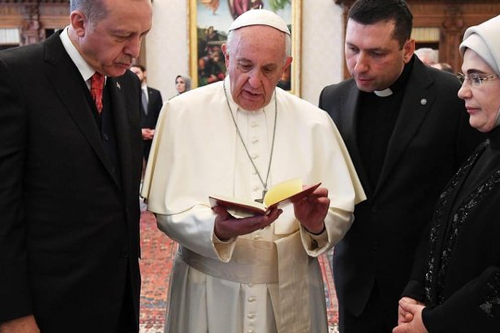 Papst Franziskus mit dem Türkischen Präsidenten Recep Tayyip Erdogan und dessen Frau Emine im Vatikan.