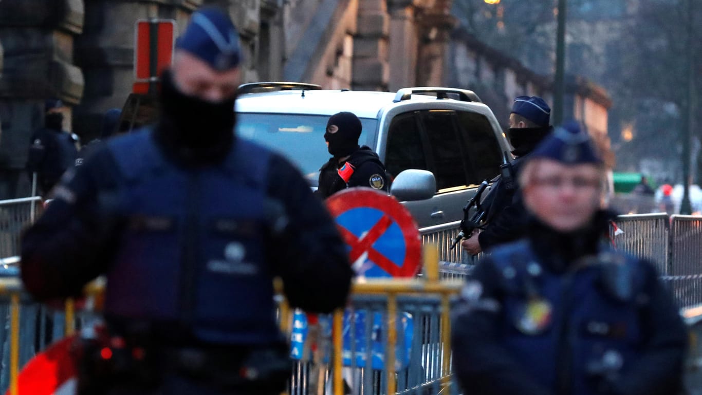 Unter schärfsten Sicherheitsvorkehrungen erreicht der Konvoi mit Salah Abdeslam das Gerichtsgebäude in Brüssel: Abdeslam muss sich vor einem belgischen Gericht verantworten, weil er auf seiner Flucht in Belgien auf Polizisten geschossen haben soll.