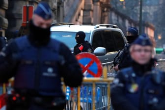 Unter schärfsten Sicherheitsvorkehrungen erreicht der Konvoi mit Salah Abdeslam das Gerichtsgebäude in Brüssel: Abdeslam muss sich vor einem belgischen Gericht verantworten, weil er auf seiner Flucht in Belgien auf Polizisten geschossen haben soll.