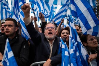 Demonstranten versammeln sich vor dem griechischen Parlament in Athen, halten Fahnen und Plakate hoch und rufen Parolen: Die Demonstranten protestieren gegen einen möglichen griechischen Kompromiss im Streit mit dem benachbarten Mazedonien über den offiziellen Namen der ehemaligen jugoslawischen Republik.