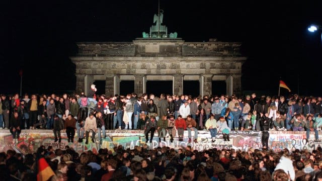 Vor 28 Jahren, 2 Monaten und 26 Tagen fiel die Mauer - die 28 Jahre, 2 Monate und 26 Tage gestanden hatte. Vor 28 Jahren, 2 Monaten und 26 Tagen fiel die Mauer - die 28 Jahre, 2 Monate und 26 Tage gestanden hatte.