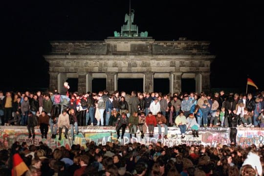 Vor 28 Jahren, 2 Monaten und 26 Tagen fiel die Mauer - die 28 Jahre, 2 Monate und 26 Tage gestanden hatte.