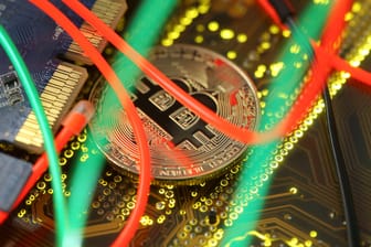 Bitcoin-Münze auf Hauptplatine: Der Wert der Währung schwankt extrem.