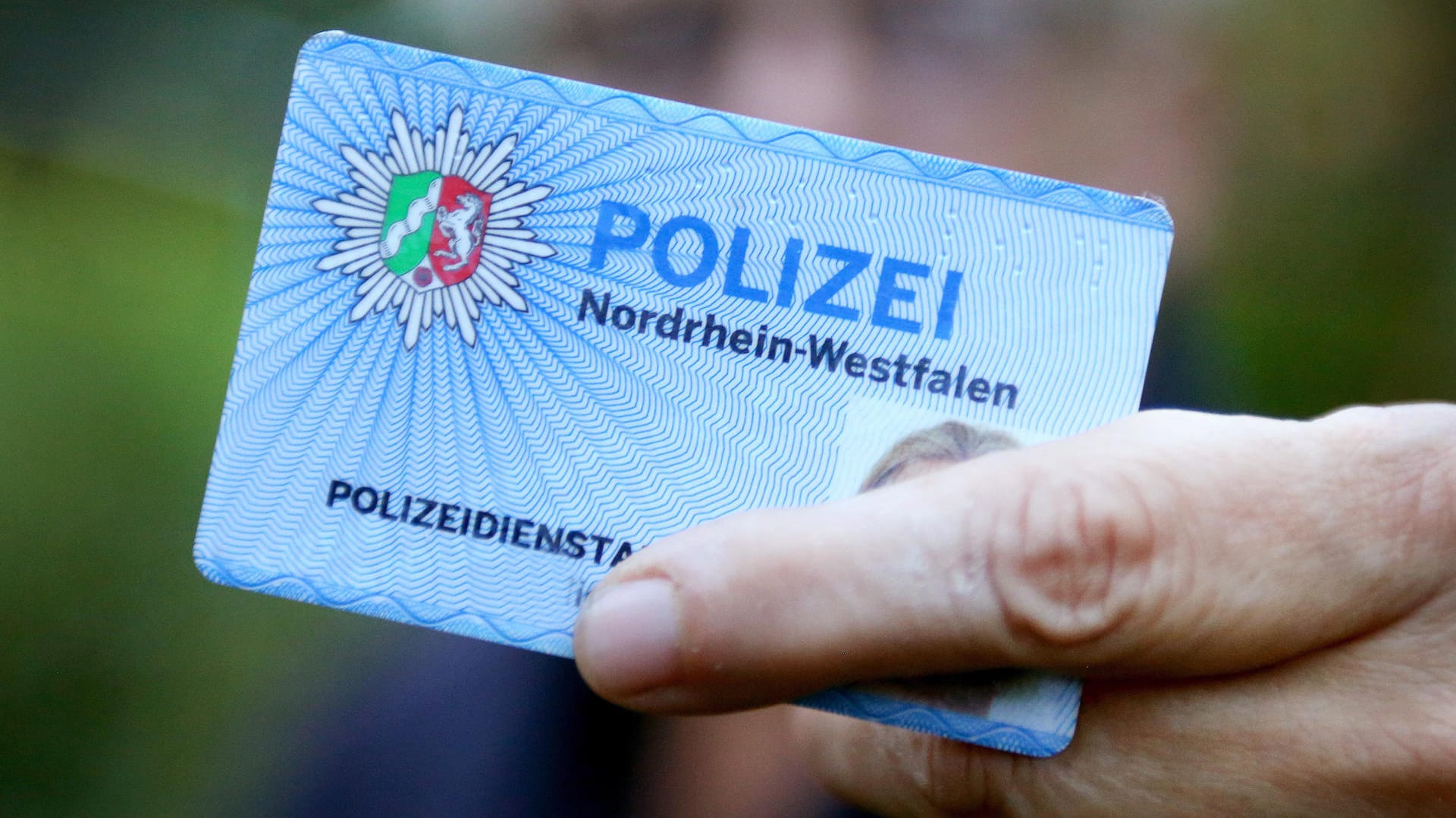 An einem Polizeidienstausweis erkennt man die echten Beamten: Immer wieder erschleichen sich falsche Polizisten das Vertrauen ihrer zumeist älteren Opfer, um sie um Geld zu betrügen. An einem Polizeidienstausweis erkennt man die echten Beamten: Immer wieder erschleichen sich falsche Polizisten das Vertrauen ihrer zumeist älteren Opfer, um sie um Geld zu betrügen.
