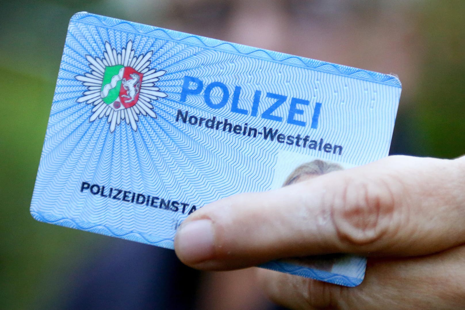 An einem Polizeidienstausweis erkennt man die echten Beamten: Immer wieder erschleichen sich falsche Polizisten das Vertrauen ihrer zumeist älteren Opfer, um sie um Geld zu betrügen.