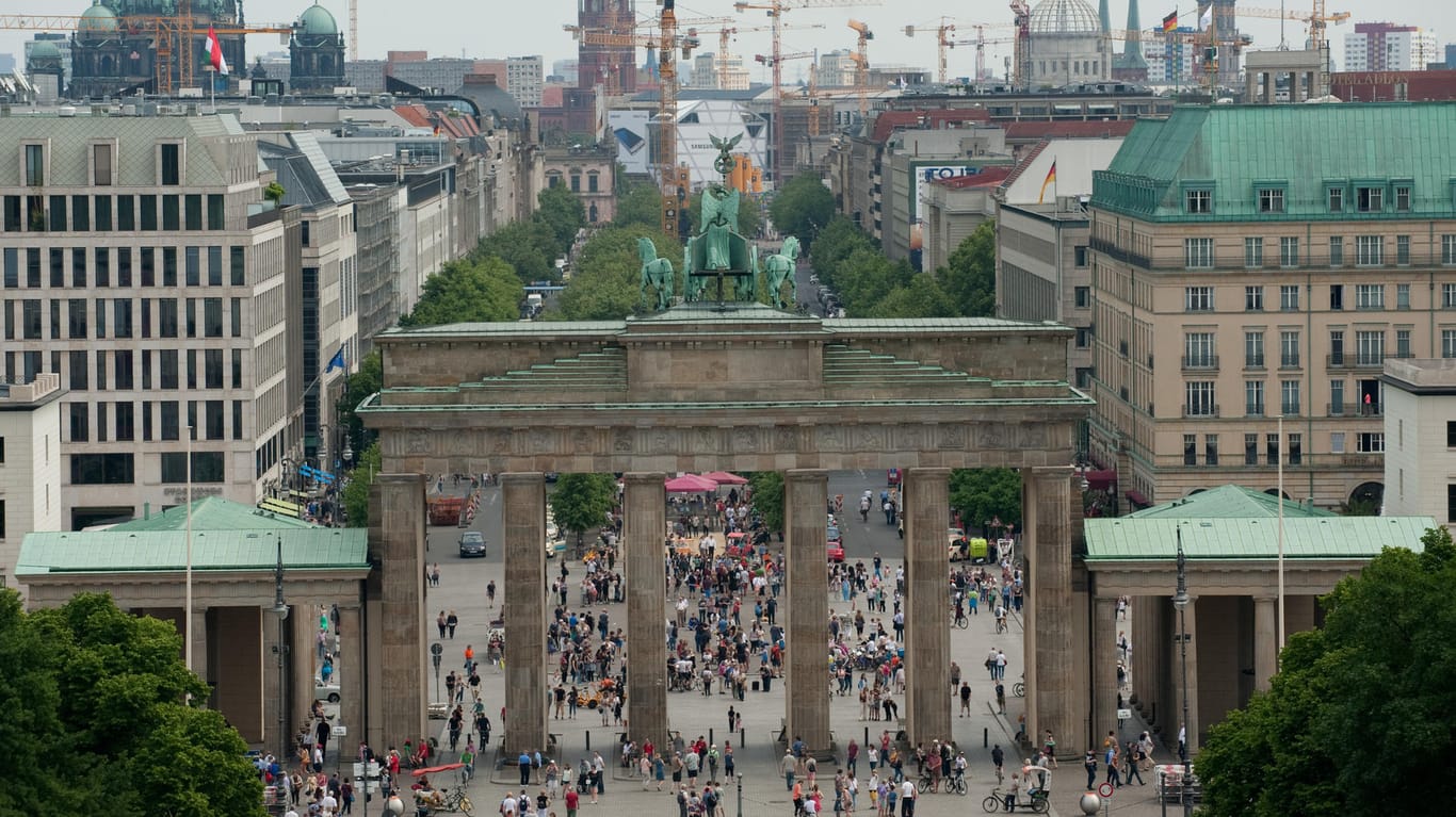Touristen am Brandenburger Tor in Berlin: Am Wochenende hat ein Tourist das Berliner Wahrzeichen als Kulisse für rechte Inhalte missbraucht. (Archivbild)
