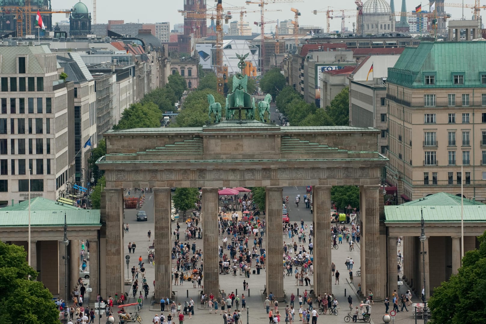 Touristen am Brandenburger Tor in Berlin: Am Wochenende hat ein Tourist das Berliner Wahrzeichen als Kulisse für rechte Inhalte missbraucht. (Archivbild)