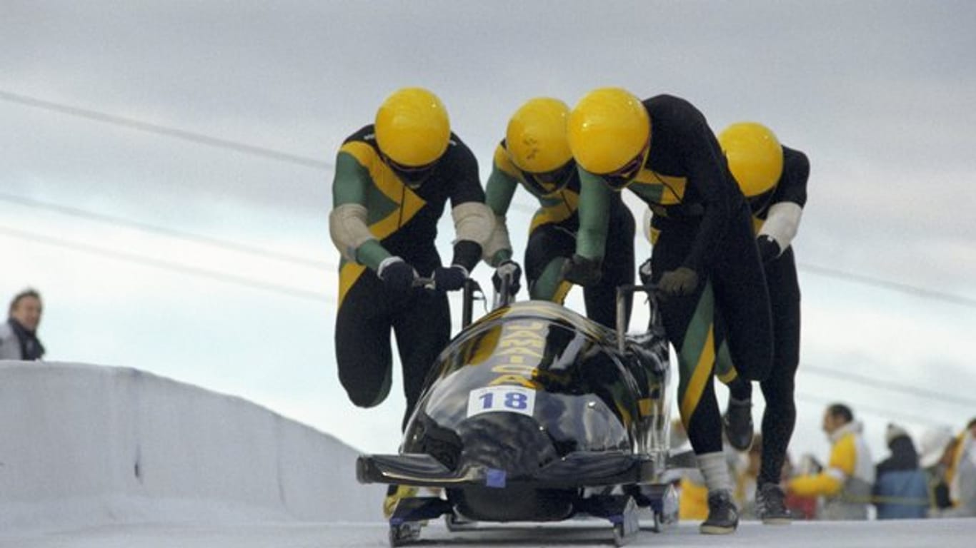 Das Team des jamaikanischen Vierer-Bobs startet während der Olympischen Winterspiele in Calgary im Eiskanal.