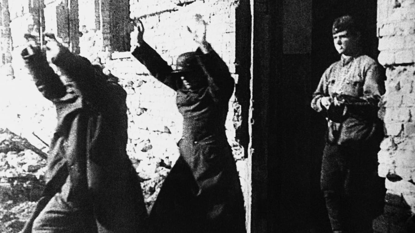 22. Februar 1943 in Stalingrad: Ein Rotarmist nimmt zwei deutsche Wehrmacht-Soldaten fest.