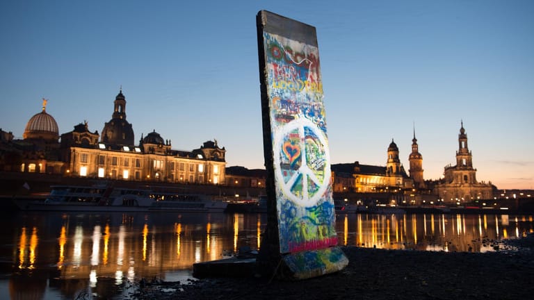 Eine Kopie eines Stücks der Berliner Mauer am Ufer der Elbe in Dresden: Sachsen und andere Regionen Ostdeutschlands haben häufig zu Unrecht ein negatives Image.