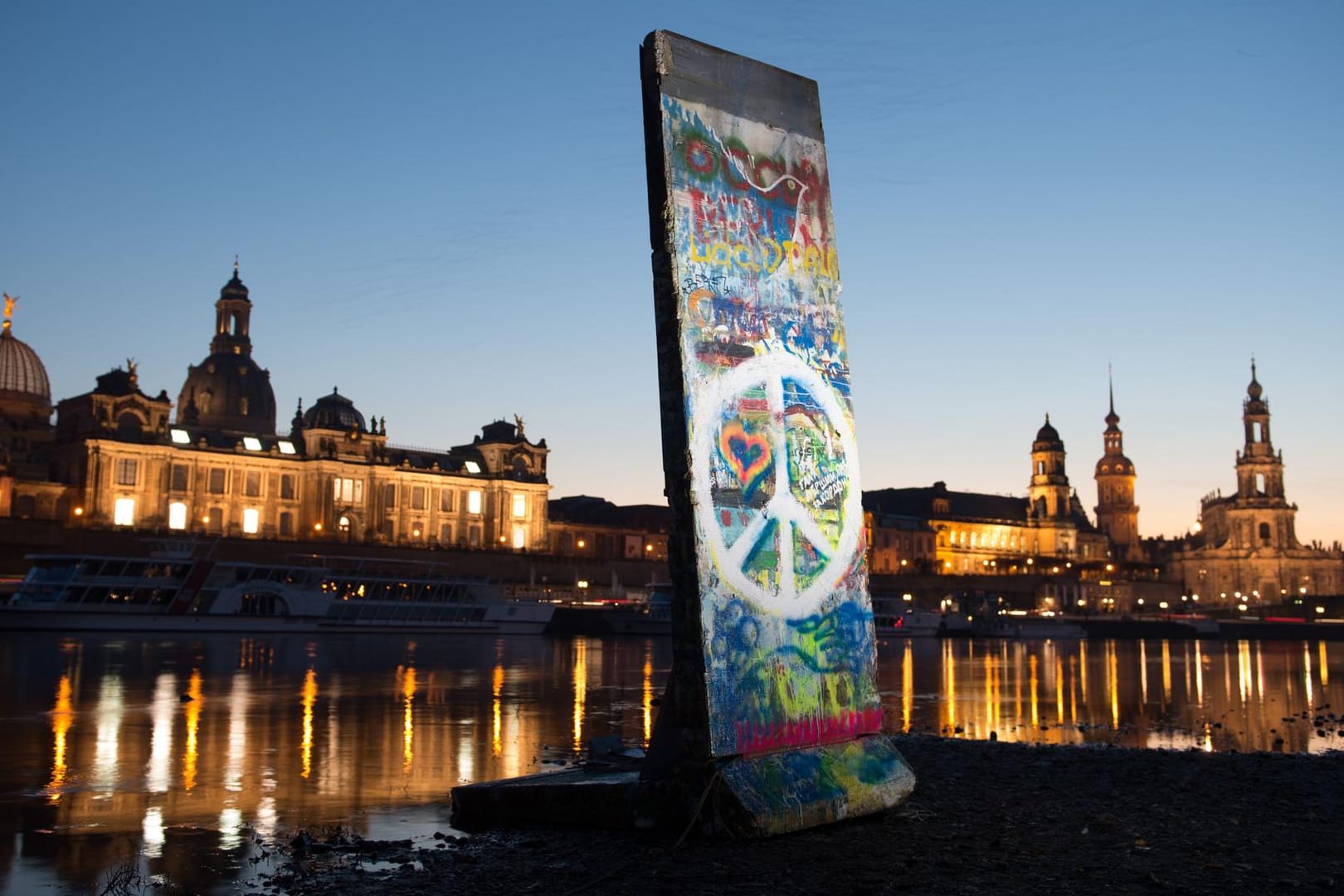 Eine Kopie eines Stücks der Berliner Mauer am Ufer der Elbe in Dresden: Sachsen und andere Regionen Ostdeutschlands haben häufig zu Unrecht ein negatives Image.