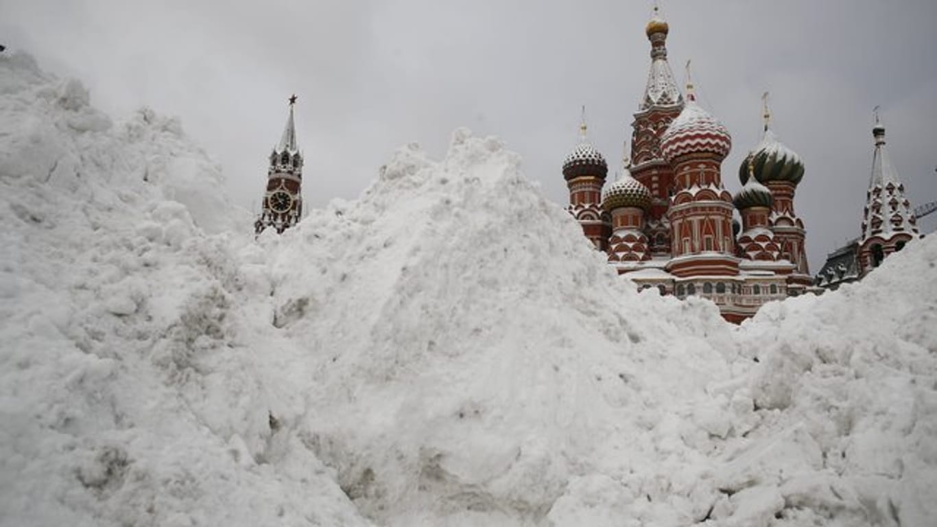 Schneemassen auf dem Roten Platz in Russlands Hauptstadt.